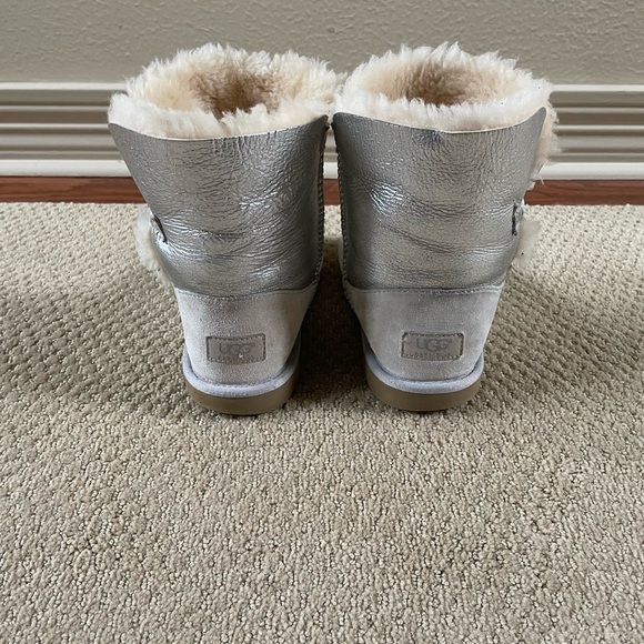 UGG Kids Metallic Silver Boots with Cream Fur - Picture 5 of 9